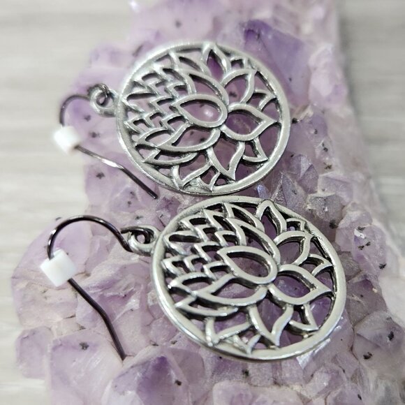 Fashion Jewlery Silvertone with Roung Lotus Flower Dangle Earings - Picture 3 of 7